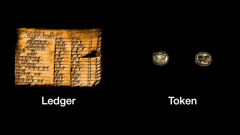 Gegenüberstellung eines Keilschrift-Ledgers und antiker Münzen als Token